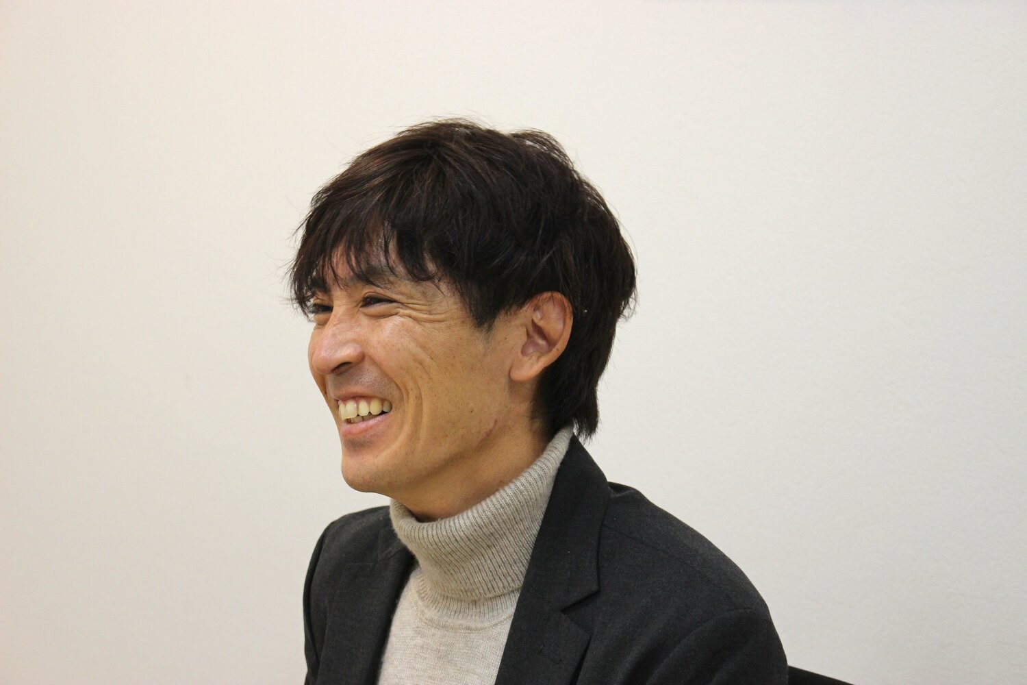 笑顔で当時の記憶を語る佐藤雄治さん　©Number Web