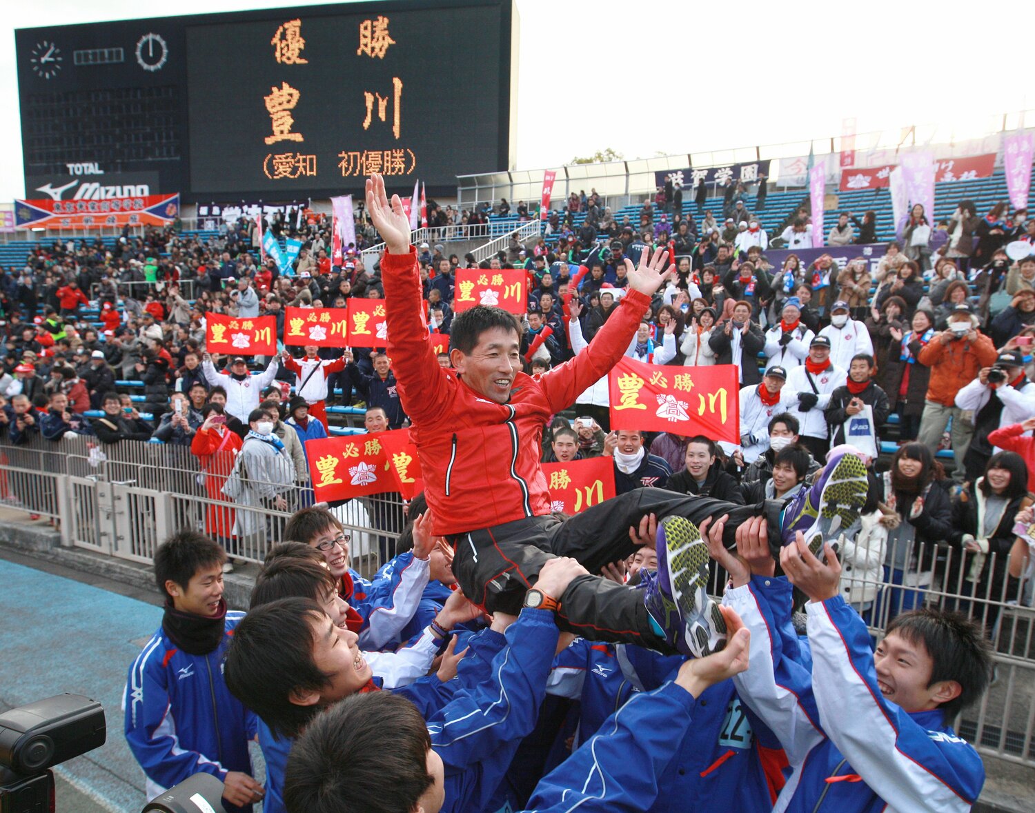 全国制覇を達成し、胴上げされた森監督。一方でレース後には複雑な胸中も告白した　©︎JIJI PRESS