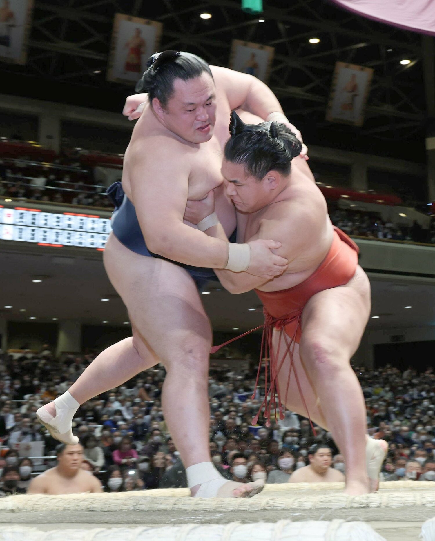 初場所4日目、玉鷲（左）を寄り切る豊昇龍　©JIJI PRESS