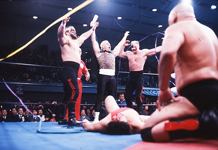 勝ち名乗りを上げるロード・ウォリアーズ。中央に映るのがポール・エラリングだ　©Moritsuna Kimura/AFLO