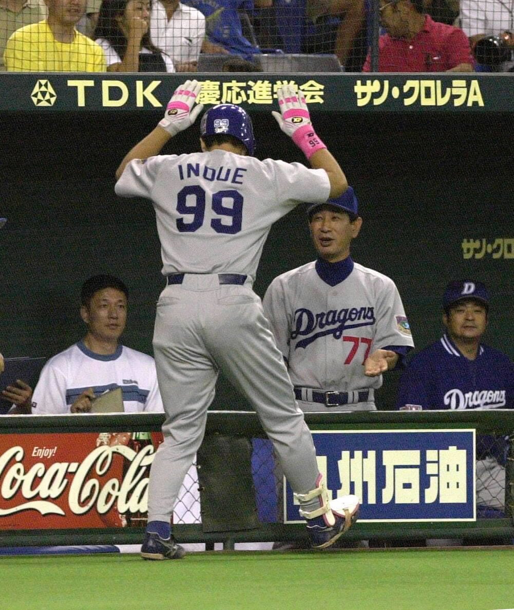 星野時代の1999年にブレイクした井上。同年のセ・リーグ優勝に貢献。ピンクのリストバンドがトレードマークに　©JIJI PRESS