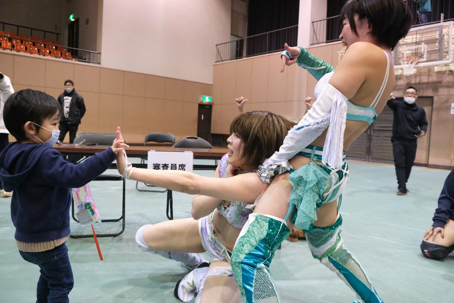 場外乱闘では、観客の子供が安納を助けに入る場面も