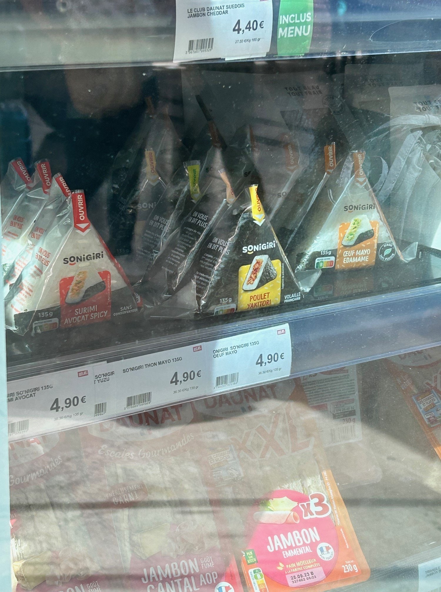 乗り換えのマルセイユ駅で発見したおにぎり「SONiGiRi」。なんと1個4.9ユーロ(約800円)である