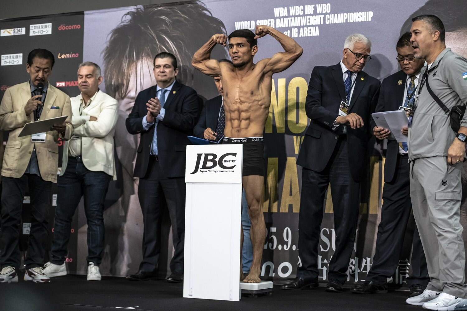 前日計量で。写真右端がアントニオコーチ　©Takuya Sugiyama