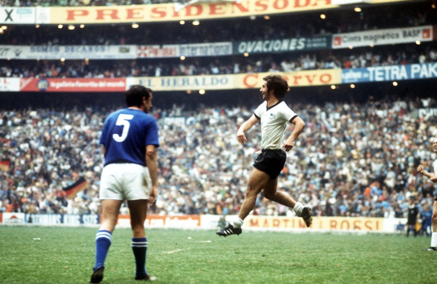 ジャンプしながらのガッツポーズは、ミュラーのお決まりのゴールセレブレーションだった©Getty Images