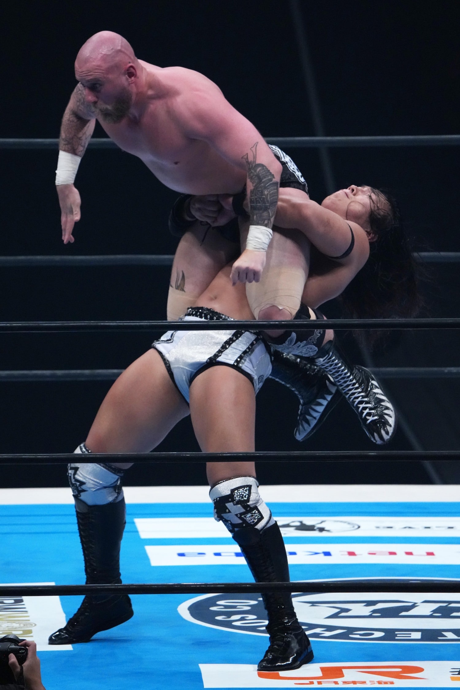 豪快なジャーマンスープレックスでゲイブ・キッドを持ち上げる竹下幸之介　©Essei Hara