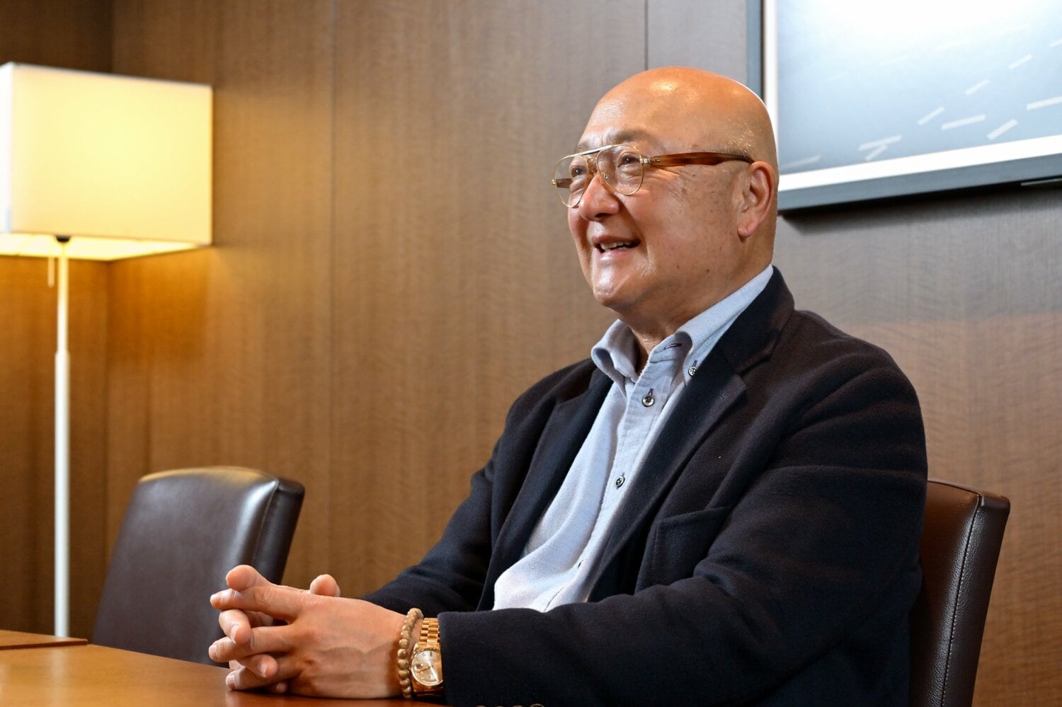 インタビューで柔和な笑みを浮かべる山下大輔氏　©Hideki Sugiyama