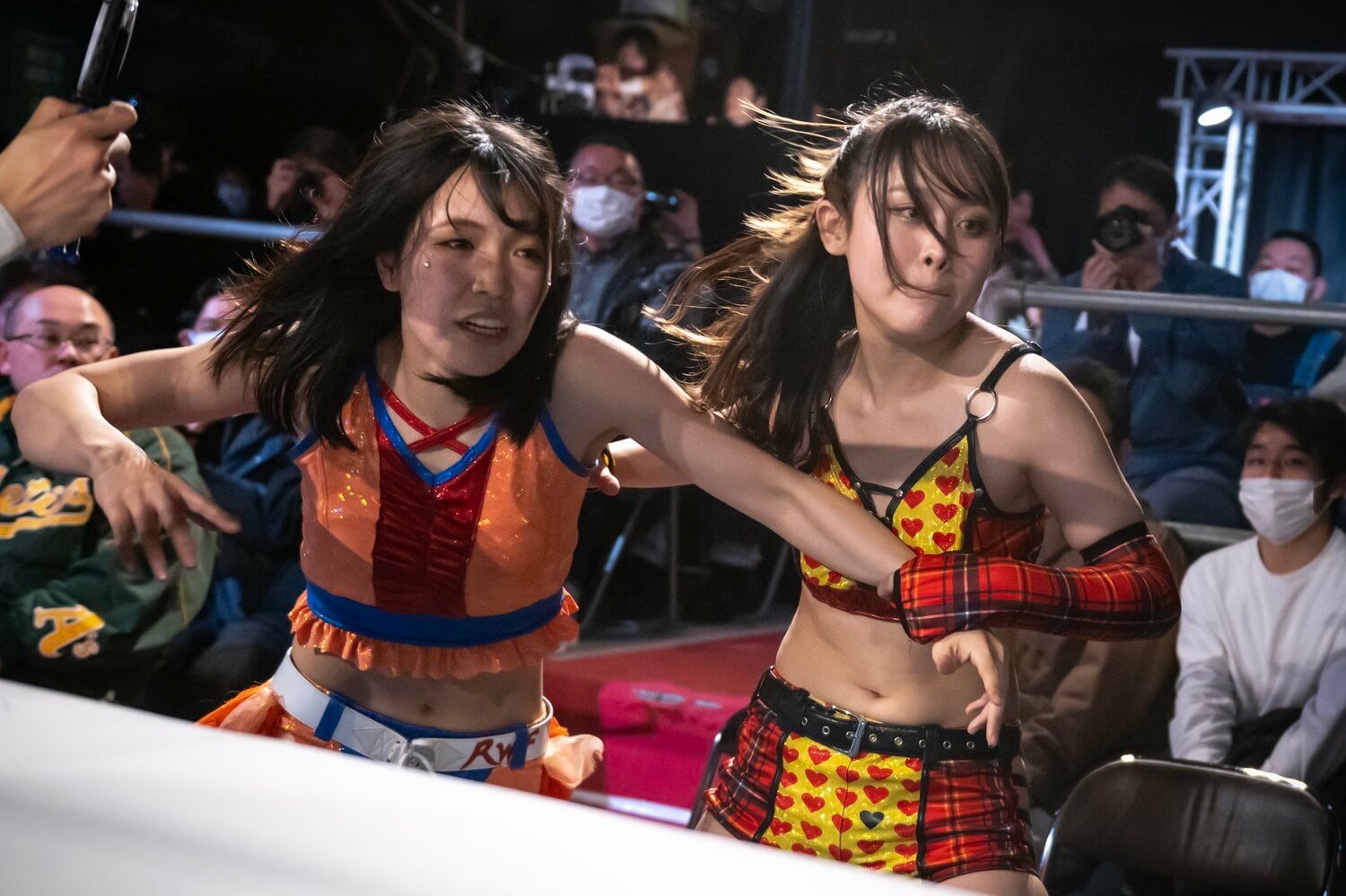 引退試合では場外戦も展開