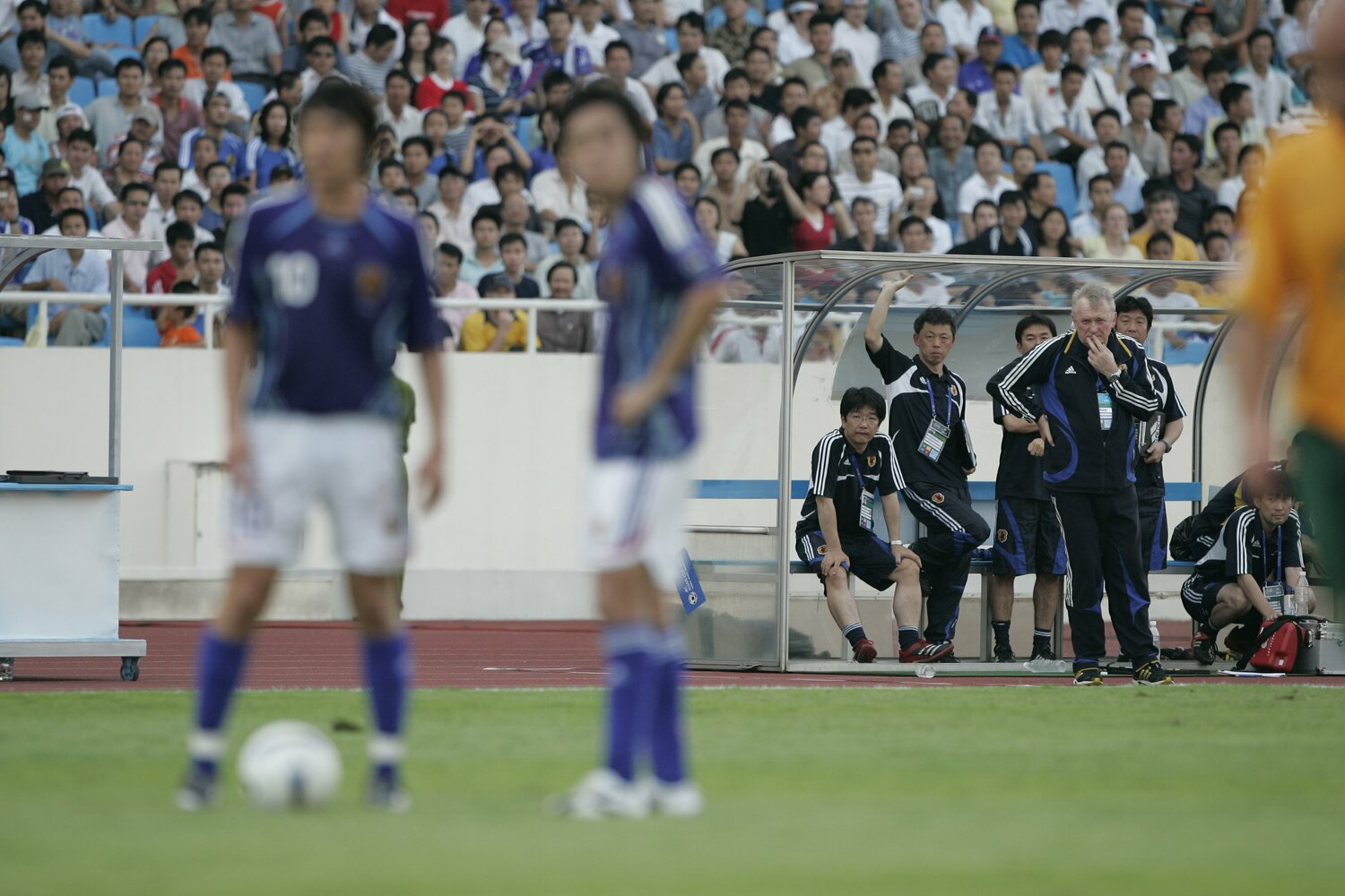 2007年のアジアカップ。海外組の中村俊輔と国内組の遠藤保仁をベンチから見つめる　©Takuya Sugiyama