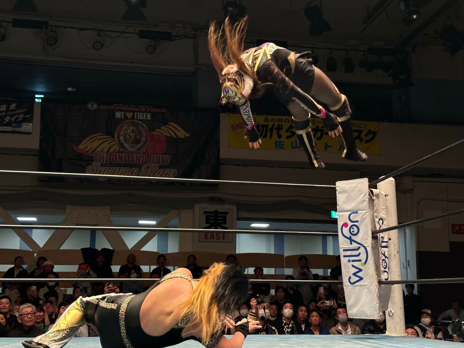 得意のムーンサルトプレスは自爆（1枚目／2枚）