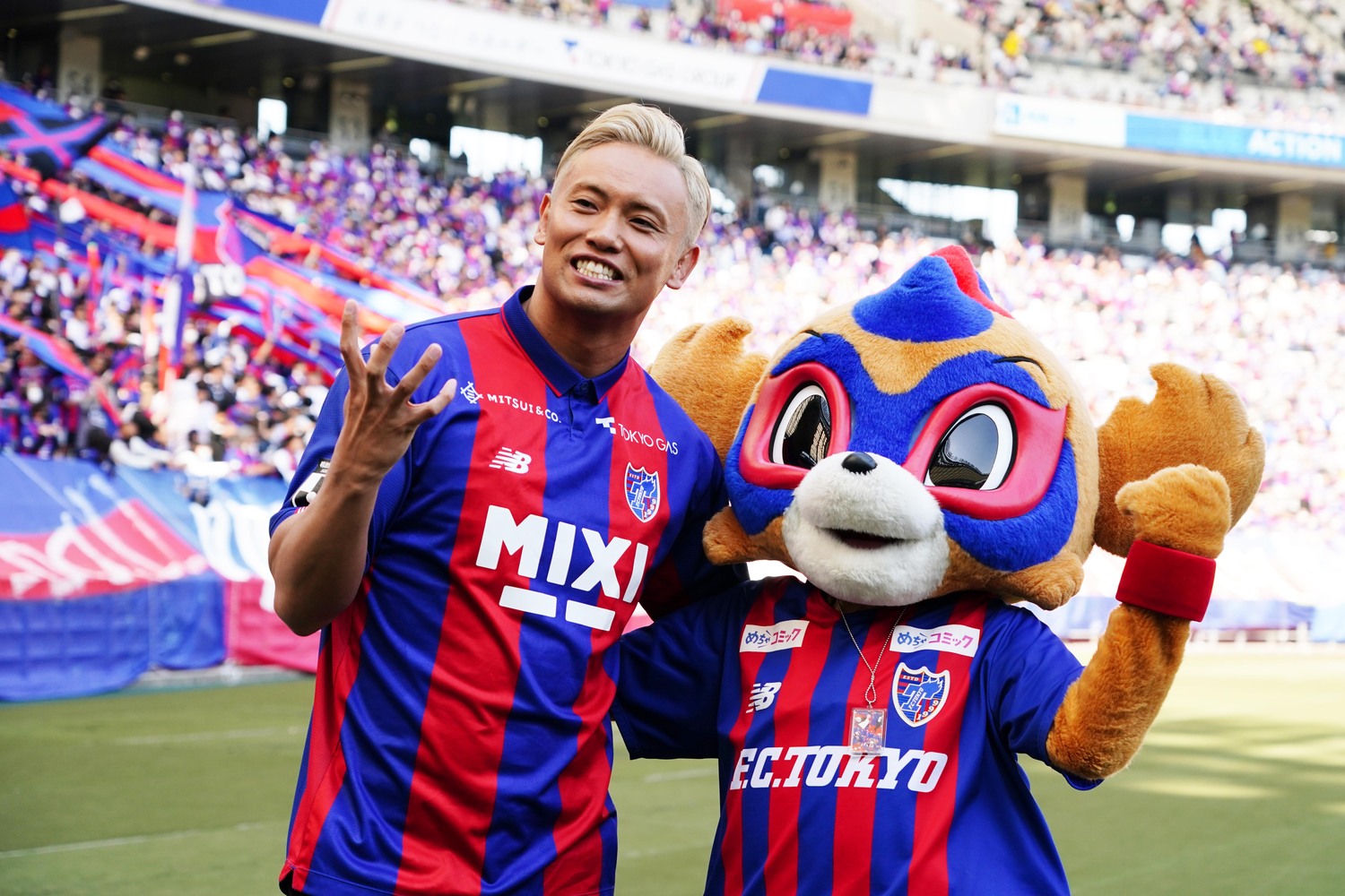 オカダ・カズチカと東京ドロンパの楽しげな2ショット