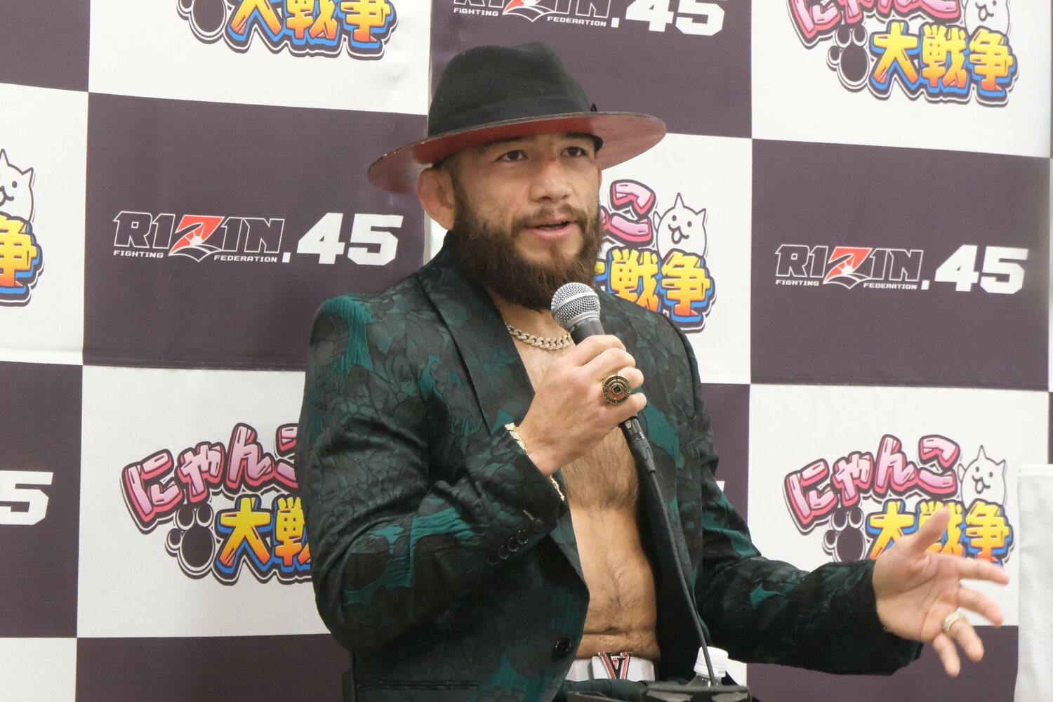 インタビュースペースで試合前の体調不良、減量失敗の理由について明かしたアーチュレッタ　©Norihiro Hashimoto