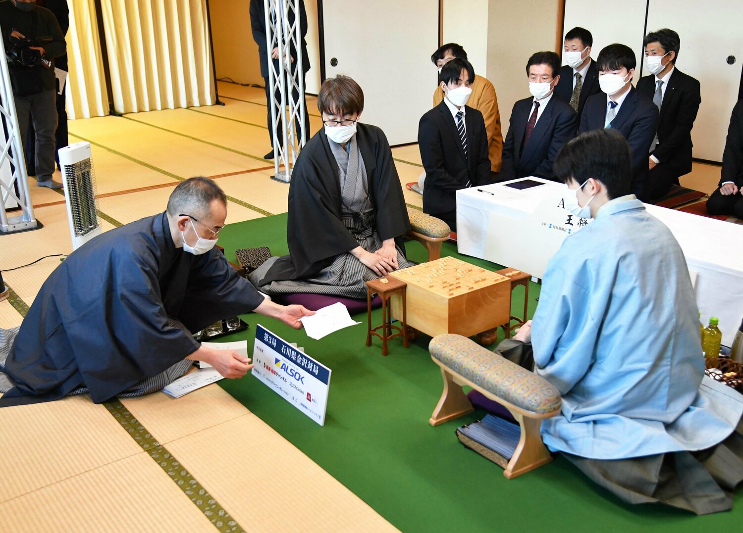 封じ手以降形勢が動いた第3局　©JIJI PRESS