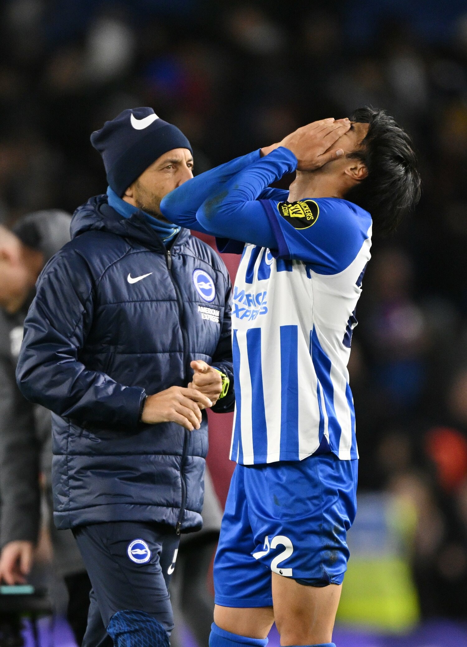 12月9日のバーンリー戦。後半から出場した三笘も惜しいシュートを放ったが、1－1の引き分け。終了直後に三笘も悔しさをあらわにした　©AFLO