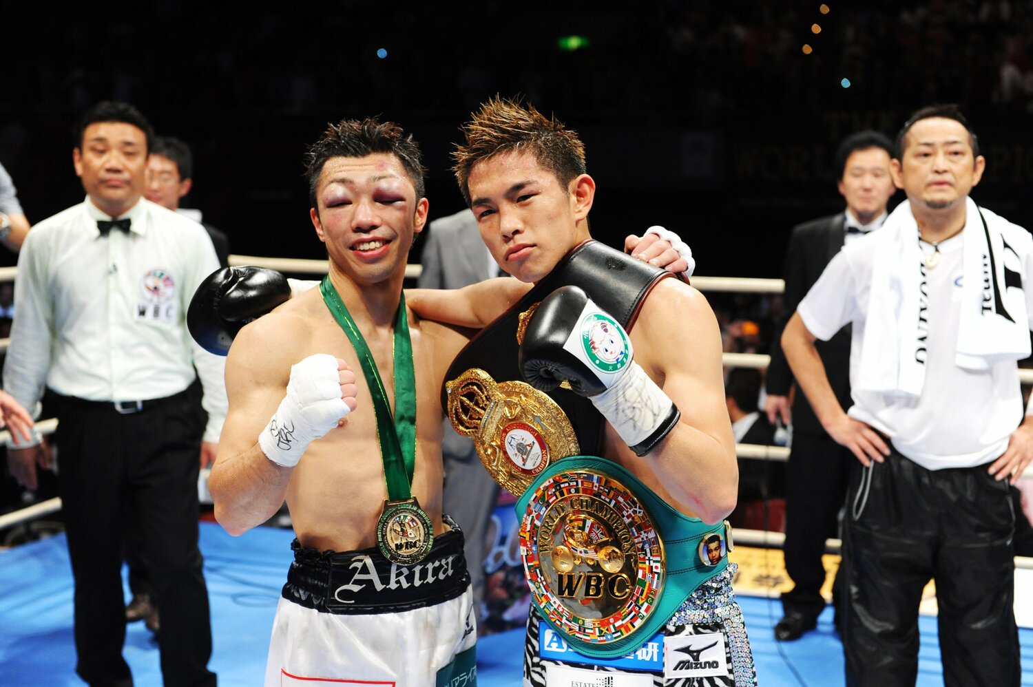 世界ミニマム級で、WBC・WBA統一戦を戦った井岡一翔（右）と八重樫東。判定の末、井岡が日本人初の統一王者に輝いた（2012年6月20日）©︎Mikio Nakai/AFLO