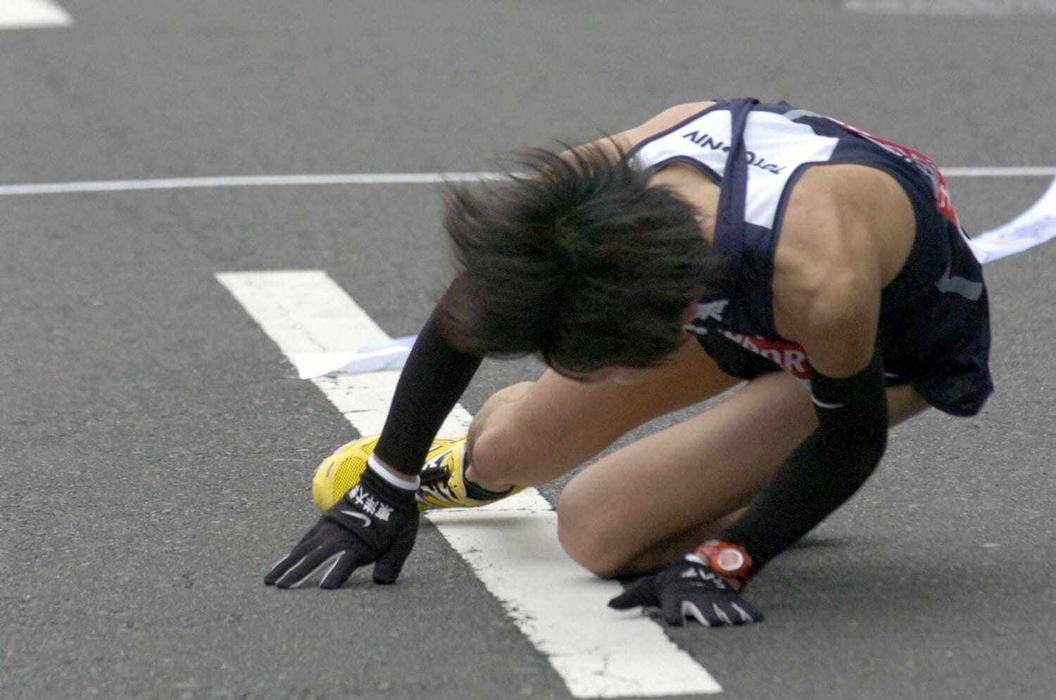 倒れるようにゴールした釜石慶太（右）。2位で襷を受け取ったが、10位まで順位を下げてしまった　©︎KYODO