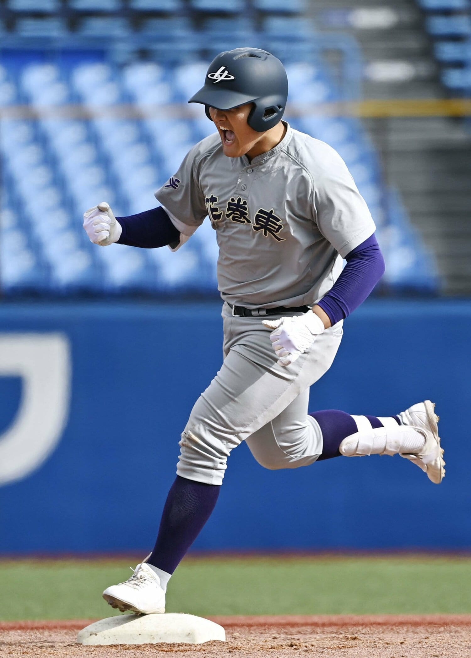 広陵戦の8回、劇的な同点3ランを放った佐々木麟太郎 ©KYODO