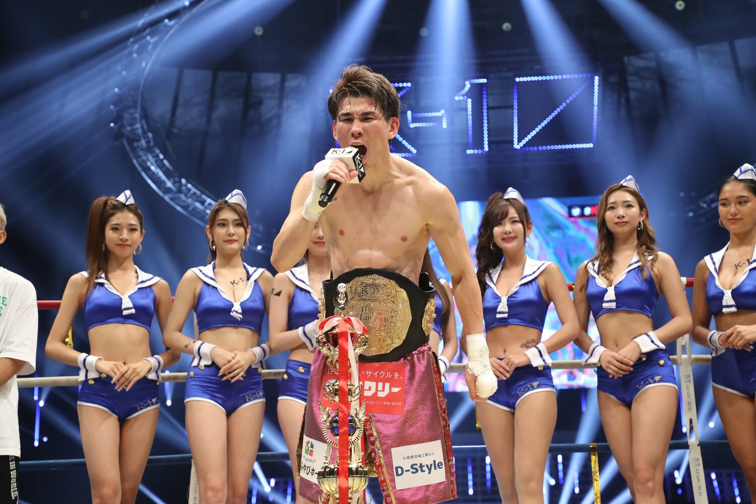 表彰式で「K-1最高！」と叫んだレオナ　©Masaki Takao