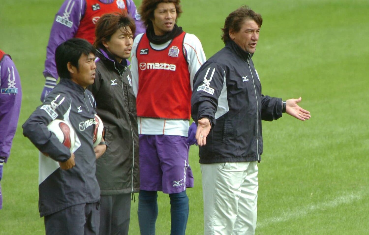 2007年～2009年まで、ペトロビッチ監督（写真右）のもとでコーチを務めた森保一（左）　©NIKKAN SPORTS