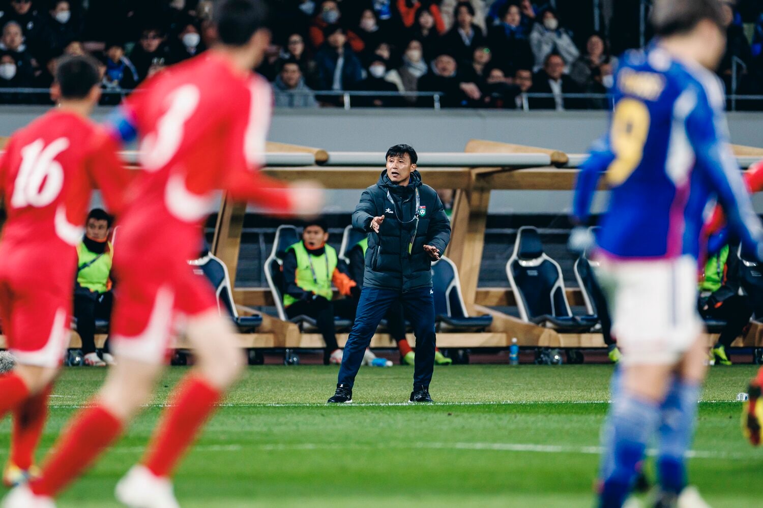 ピッチサイドで指示を送る北朝鮮のシン・ヨンナム監督　©Kiichi Matsumoto/JMPA