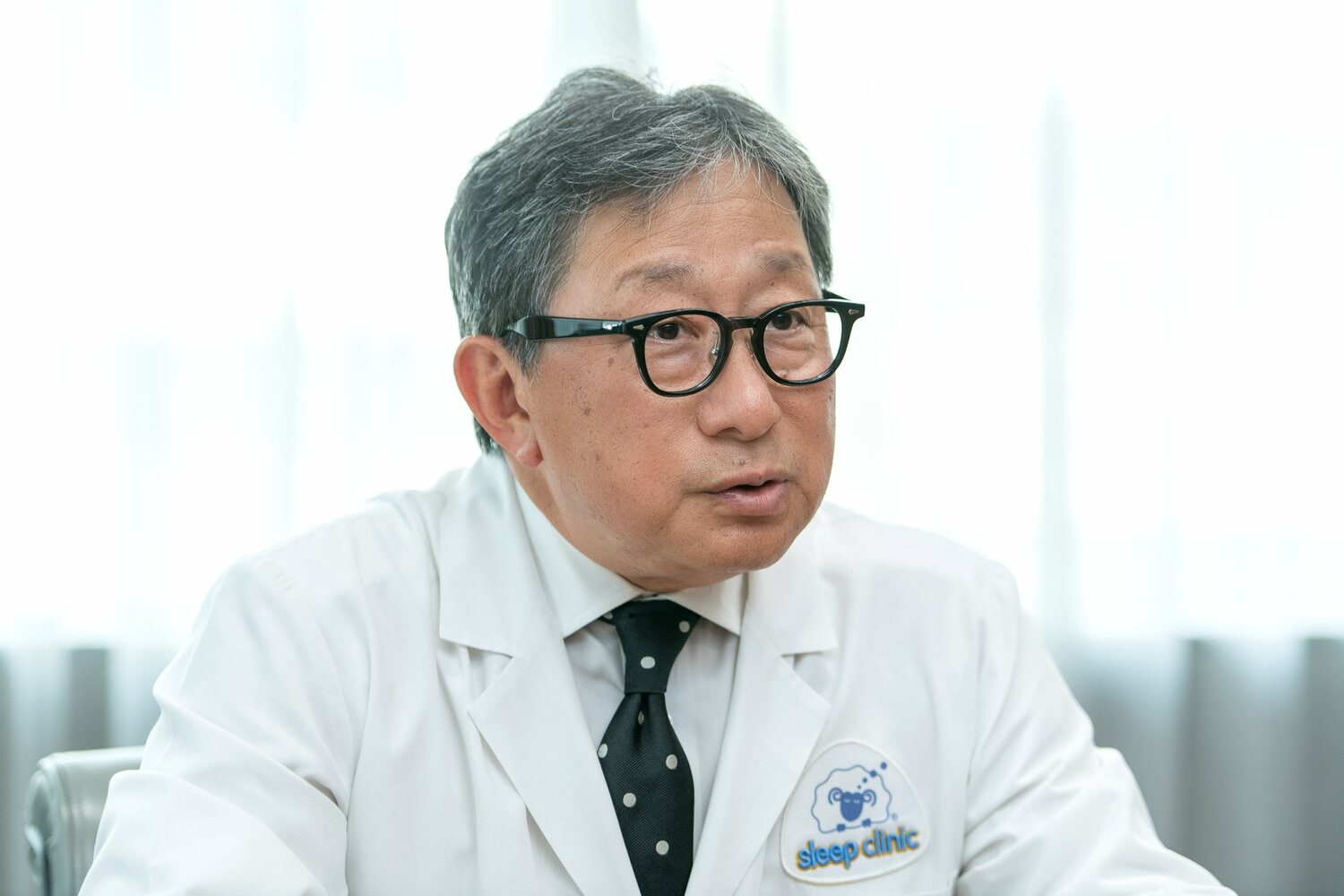 遠藤拓郎（えんどう・たくろう）／1963年生。スリープクリニック調布、銀座、青山、三鷹、札幌、仙台、登戸を開院し、現在は調布院長。祖父は小説『楡家の人びと』のモデルとなった青山脳病院で不眠症の治療を始め、父は日本で初めて時差ぼけの研究を行った。祖父の代から三代で、100年以上睡眠研究を続ける睡眠医療の専門家。『75歳までに身につけたいシニアのための7つの睡眠習慣』『最強の昼寝法』など著書多数
