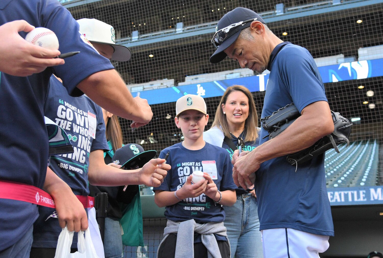 ファンに囲まれるイチローさん　©︎JIJI PRESS