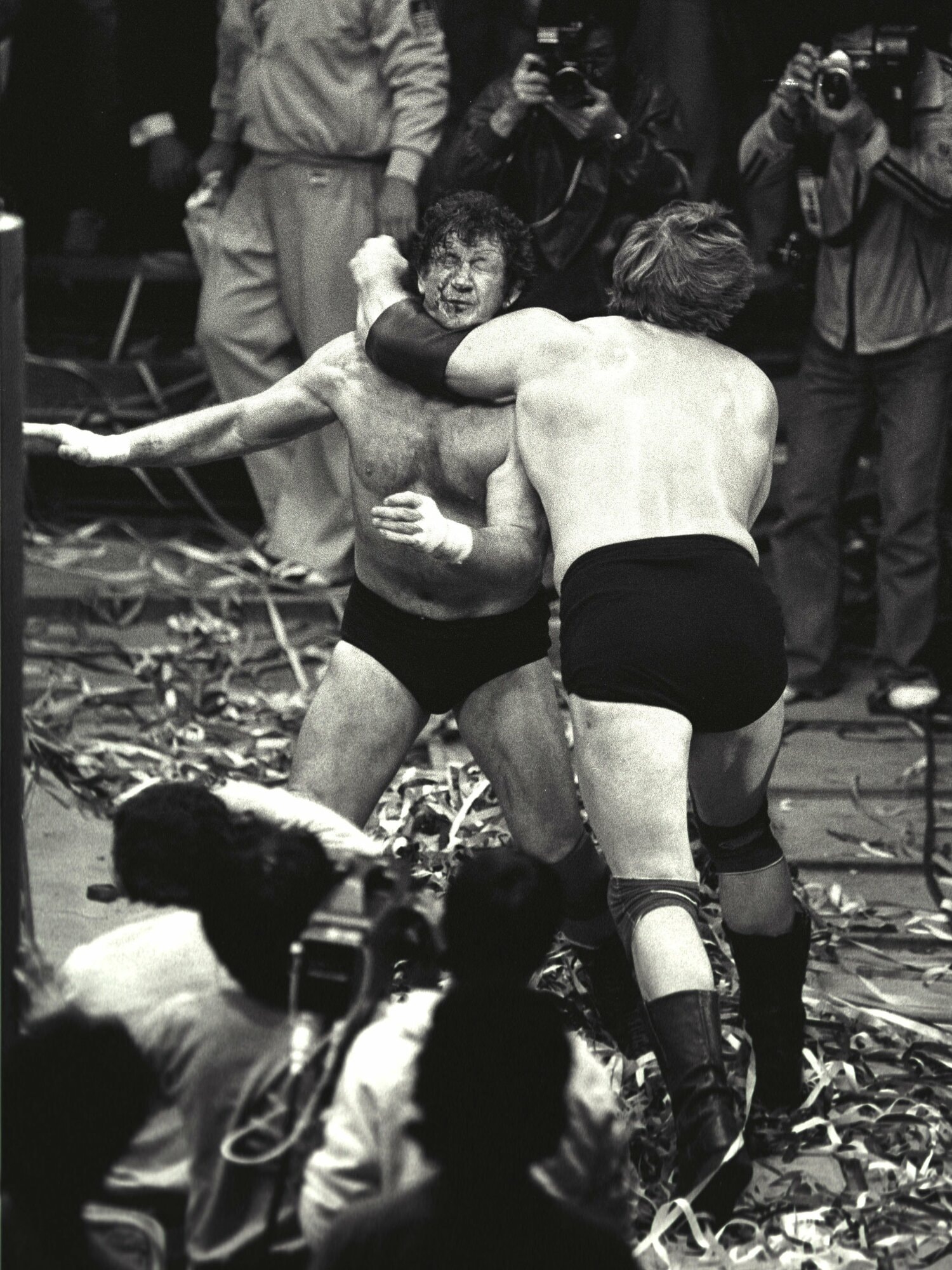 場外でスタン・ハンセンのラリアットを浴びるテリー・ファンク