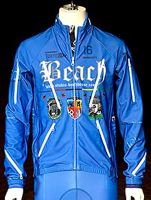 Beachチーム員専用ウィンタージャージ。ウェブサイトの入会案内で簡単なアンケートに答え、連絡先などを記入して入会するとこの青いジャージを着ることができる。3万2000円(税抜)。