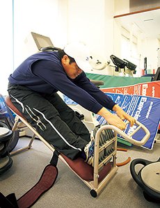 足首をロックして行なうこの前屈。前方のバーに指が触れるだけでもかなりの柔軟性が必要だが、余裕でクリア。  