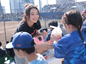 「競輪選手みたいな足だね」“セクハラおじさん”に元中日ビール売り子が本音…「二軍球場でワンオペ」仕事中にあった驚きのドラマ「プロポーズの相談を…」
