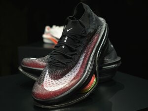 「これで本当に走れるの？」NIKEが極秘開発した厚底シューズ《APEX》を試してみると…開発担当者は「ゼロドロップは…」「世界記録奪還へ手応え」