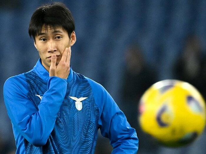 アジア杯落選…鎌田大地が語った「難しい時期」は続くのか「カマダを信じる。だが」ラツィオの戦術魔サッリも本音で悩む「文化の問題」＜Number Web＞ photograph by Insidefoto/Getty Images