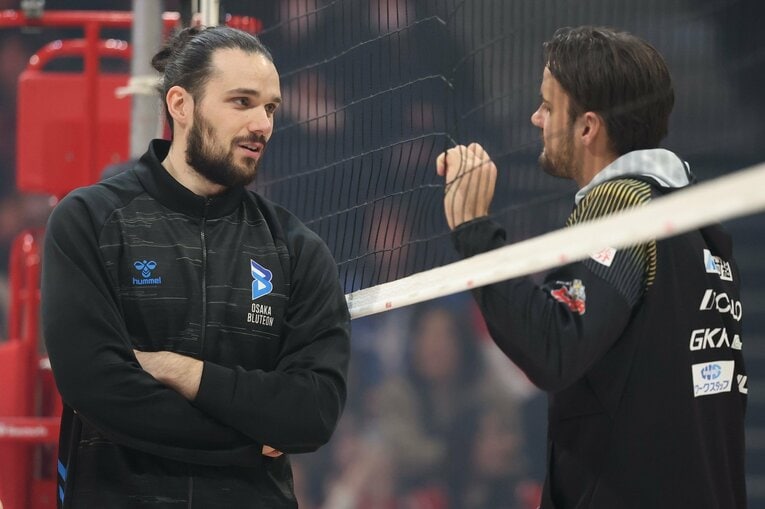 同じくオールスターに参加したアメリカ代表のデファルコ（右、ジェイテクトSTINGS愛知）と言葉をかわすブリザール。オールスターは、世界トップクラスの選手たちがSVリーグに集っていることを改めて認識する一日だった　©︎SV.LEAGUE