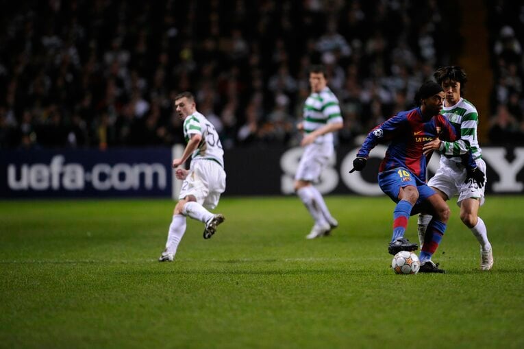 UEFAチャンピオンズリーグでバルセロナと対戦し、ロナウジーニョとマッチアップ　©Sports Graphic Number