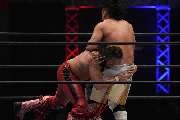 勝負を決めたアメフト仕込みのスピアー　©Masashi Hara