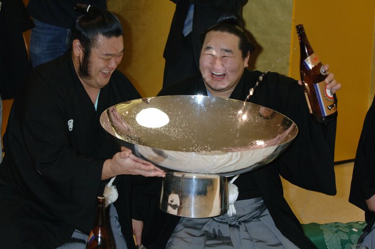 優勝後の美酒で大はしゃぎ（全13枚の5枚目）　©BUNGEISHUNJU