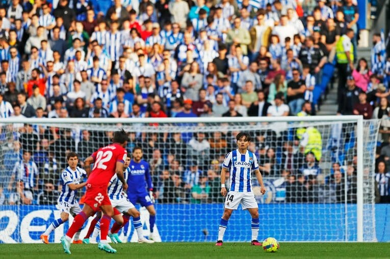 「TAKEあなたは最高です、と日本語で…」久保建英21歳はソシエダで愛される「日本人最多リーガ6点目＋“MVPタケクボ”コール」を撮った(18)