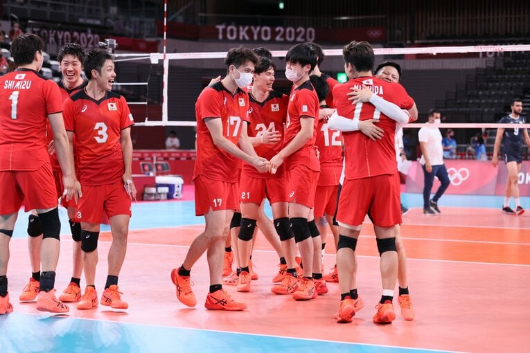 ベスト8進出を決めて喜ぶ男子バレーボール代表（東京五輪）©︎JMPA