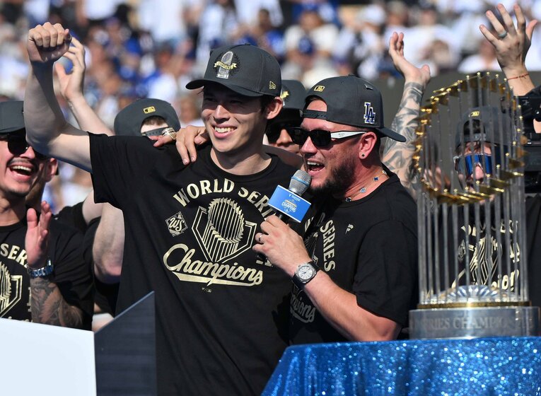 “MC”ロハスに促され、笑顔を見せた佐々木朗希（ロサンゼルス凱旋にて）　©JIJI PRESS