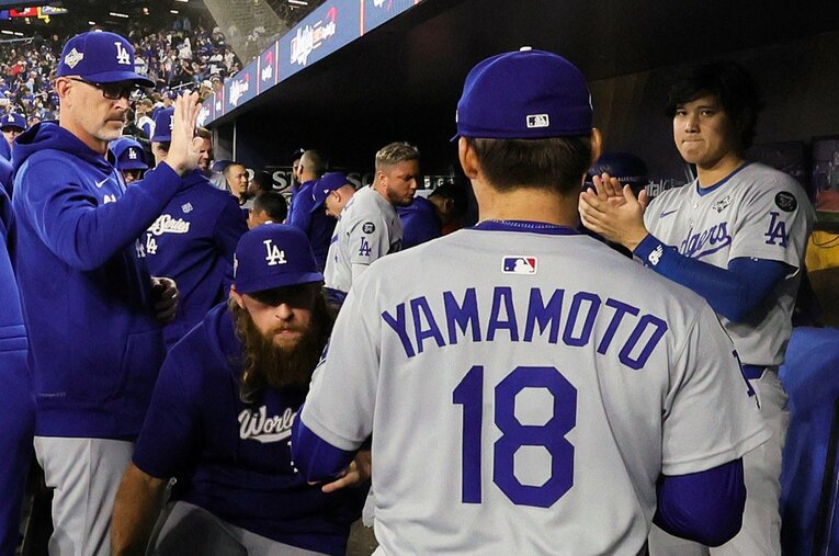 ワールドシリーズで圧巻の投球を見せた山本由伸がベンチに戻ると、大谷翔平らチームメイトは特大のリスペクトで迎え入れた ／ photograph by ROBERT GAUTHIER/Los Angeles Times