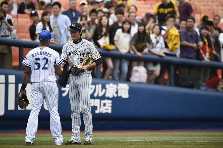 DeNA助っ人、バルディリスと話す藤浪　©BUNGEISHUNJU