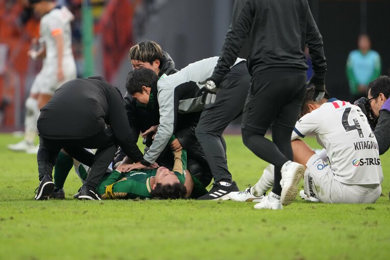 J1昇格が決まった瞬間、森田晃樹はピッチに倒れ込んだ　©Masashi Hara