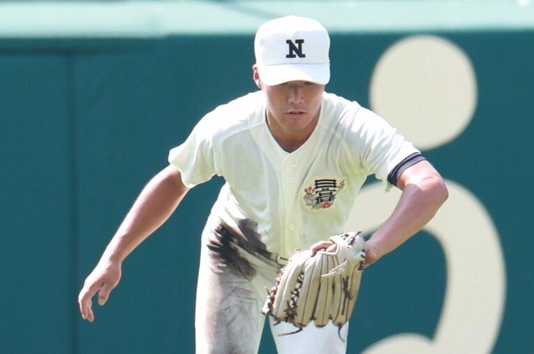 なぜか今大会はレフトにエラーが目立つ。決して守備に不安があるわけではない日大三のレフト・嶌田大翔が高川学園戦では落球する場面も ／ photograph by Sankei Shimbun