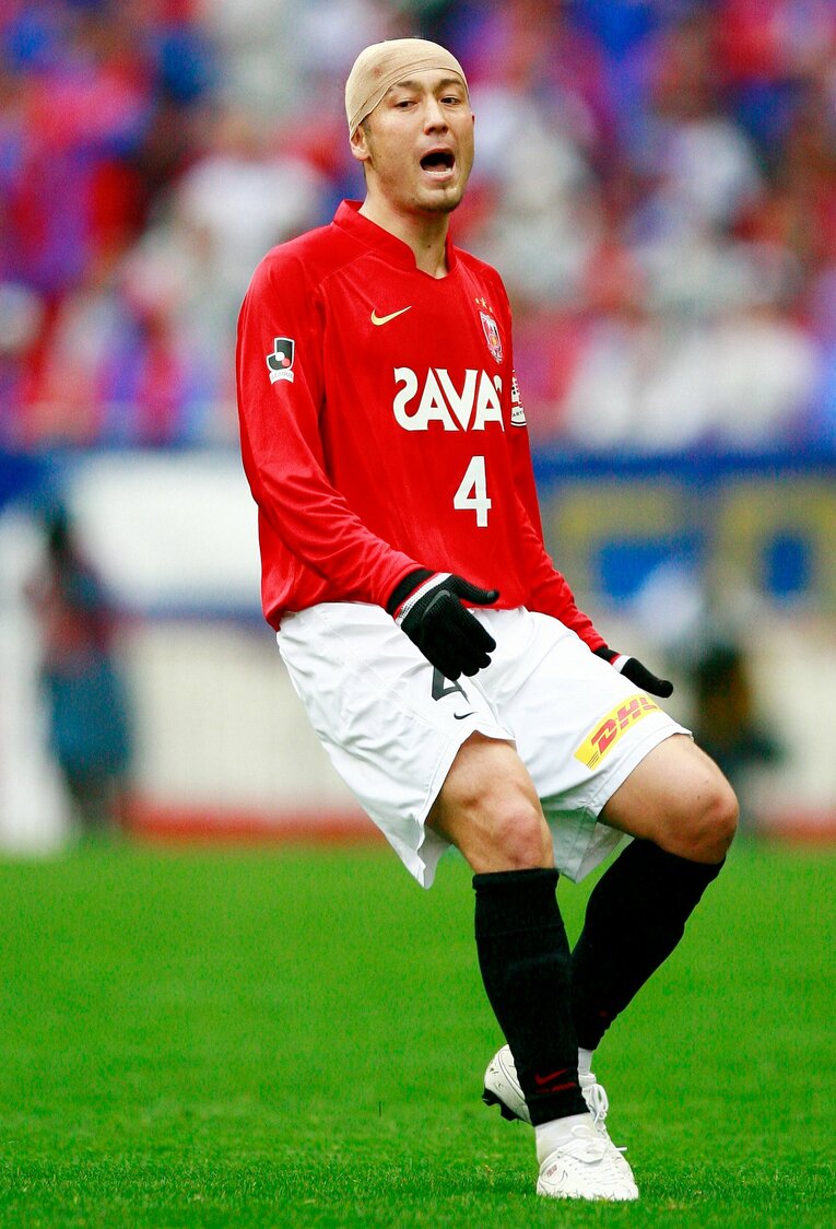 09年の闘莉王。頭部にテーピングをして熱血プレー　©Tamon Matsuzono