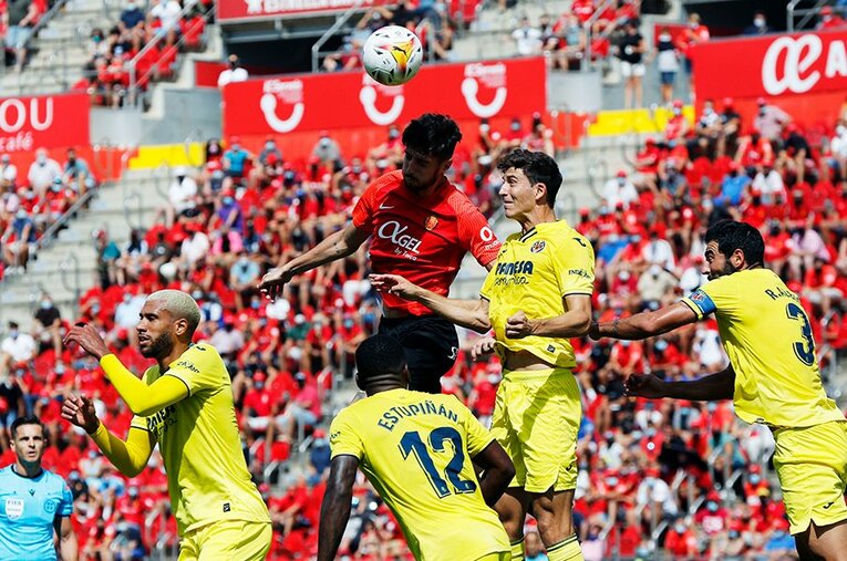 「クボ、ユニフォームちょうだい！」久保建英の“ティキタカ”は地元の子供、タクシー運転手にも人気… ビジャレアル相手に見せた敬意とは〈激写〉(19)