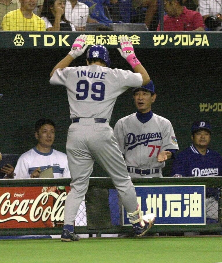 ド派手なピンクを身につけて星野監督に猛アピール　©JIJI PRESS