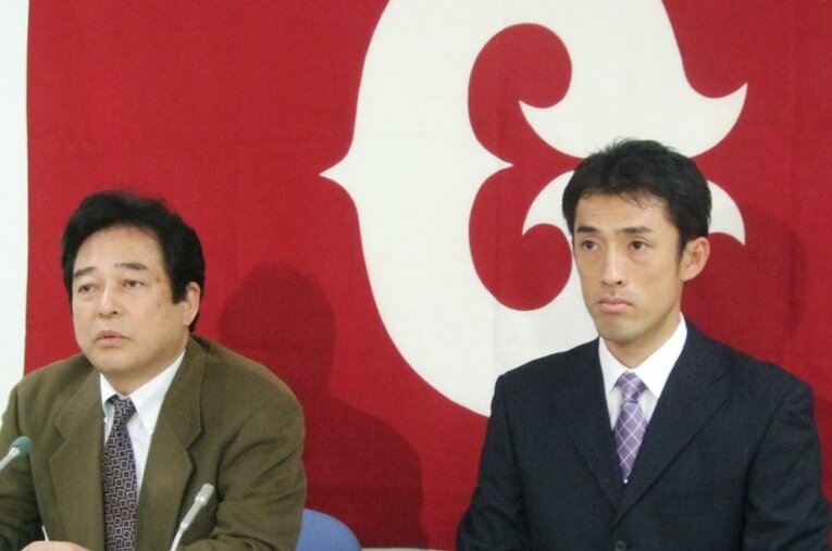 オリックスへのトレードが決まり、当時の清武球団代表とともに会見する巨人・木佐貫 ／ photograph by KYODO