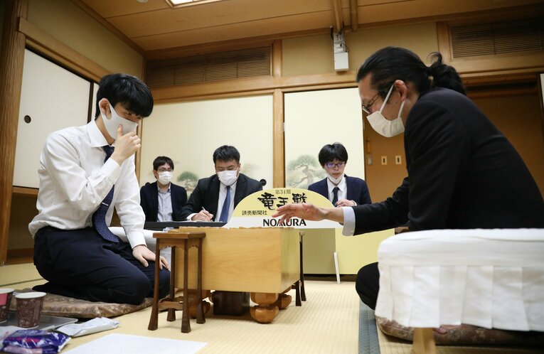 話題となった藤井の「▲4一銀」　©JIJI PRESS