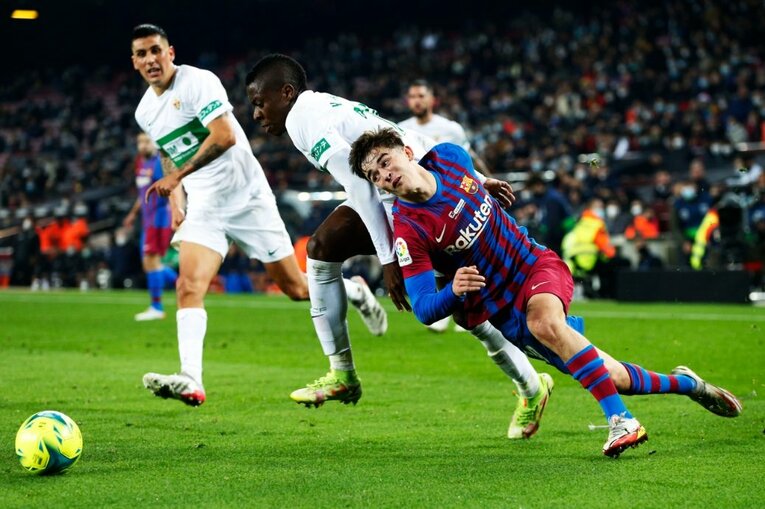 久保建英vsバルサがW杯イヤーのリーガ初戦… 年末の試合で見た「タケの身体の進化」と新星たちの奮起〈撮影者の視点〉(26)