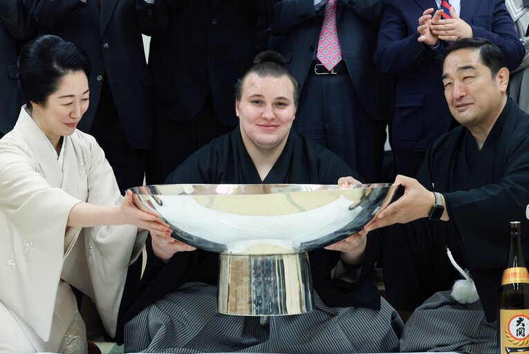 今年1月、初場所で優勝し、大杯を手にする安青錦（中央）。右は安治川親方、左が絵莉さん　©JIJI PRESS